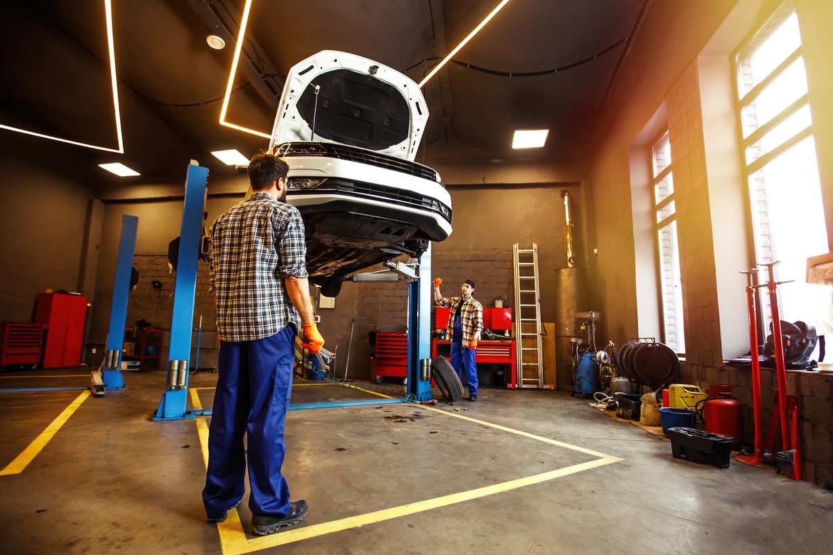 Mechanici pri práci v hale autoservisu Maranello v Prešove