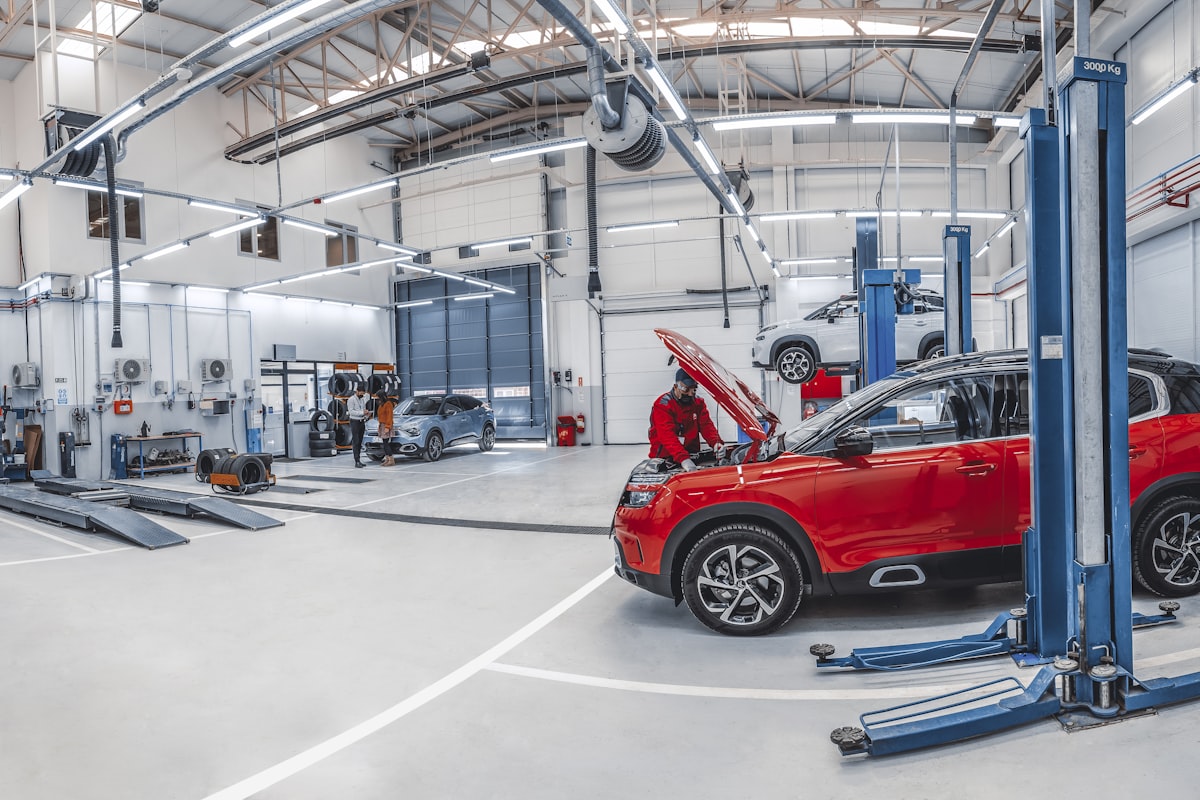 Hala autoservisu Maranello v Prešove-Solivare so zdvíhacími plošinami